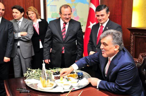 <p>Balıkesir ziyaretindeki Gül'e ikram edilen zeytin sofrası</p>

