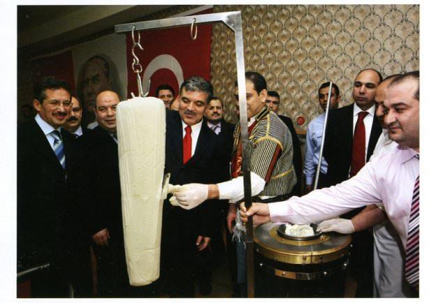 <p>Kahramanmaraş'ın düşman işgalinden kurtuluş yıldönümü etkinliklerine katıldığı ziyarette Maraş dondurması keserken. (Kahramanmaraş-12 Şubat 2008)</p>
