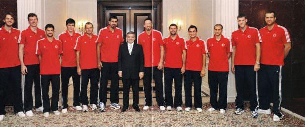 <p>Abdullah Gül, ''Size gerçekten boşuna 12 dev adam dememişler'' diyerek Çankaya Köşkü'nde ağırladığı Basketbol Milli Takımı'na dünya ikincisi oldukları turnuvada maçlarını izleyerek destek verdi. (Ankara-28 Ağustos 2009)</p>
