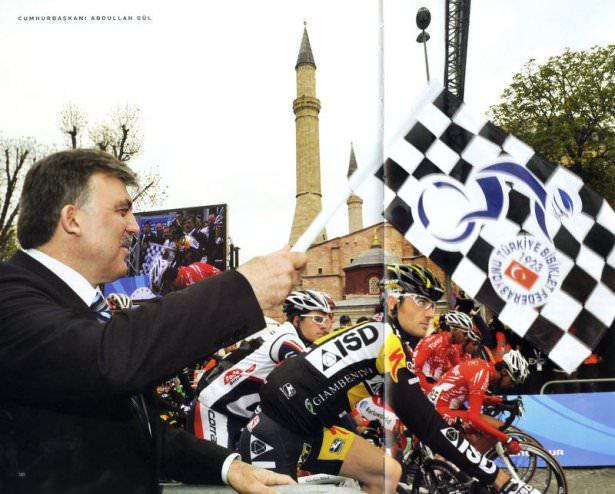 <p>Abdullah Gül, Cumhurbaşkanlığı Uluslararası Bisiklet Turu'nun startını veren ilk Cumhurbaşkanı oldu. Üç senedir verdiği destek ile yarışa katılan sporcu sayısı arttı ve yarışmaya büyük uluslararası ilgi gösterildi. (İstanbul-12 Nisan 2009)</p>