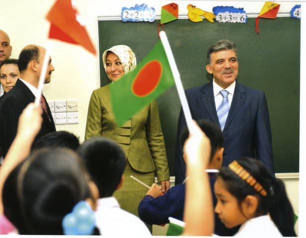 <p>Abdullah Gül, birçok dış ziyaretinde yaptığı gibi Dakka'daki Uluslararası Türk Okulu'nu ziyaret etti, öğrencilerden Türk kızı Sevde Nur ve Bangladeşli Farzana'dan ''Katibim'' şarkısını dinledi. (Bangladeş-13 Şubat 2010)</p>