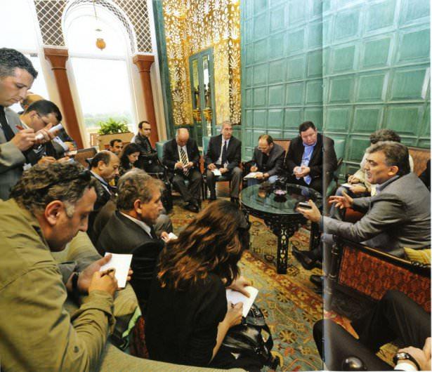 <p>Abdullah Gül, Hindistan gezisinde kendisine eşlik eden Türk gazetecilerin sorularını yanıtlarken. (Hindistan-8 Şubat 2010)</p>