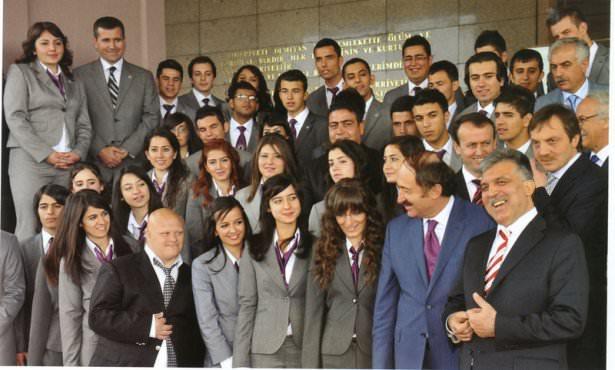 <p>Abdullah Gül, KKTC ve 81 ilden gelen gençlik temsilcilerini Çankaya Köşkü'nde ağırladı. (Ankara-19 Mayıs 2010)</p>