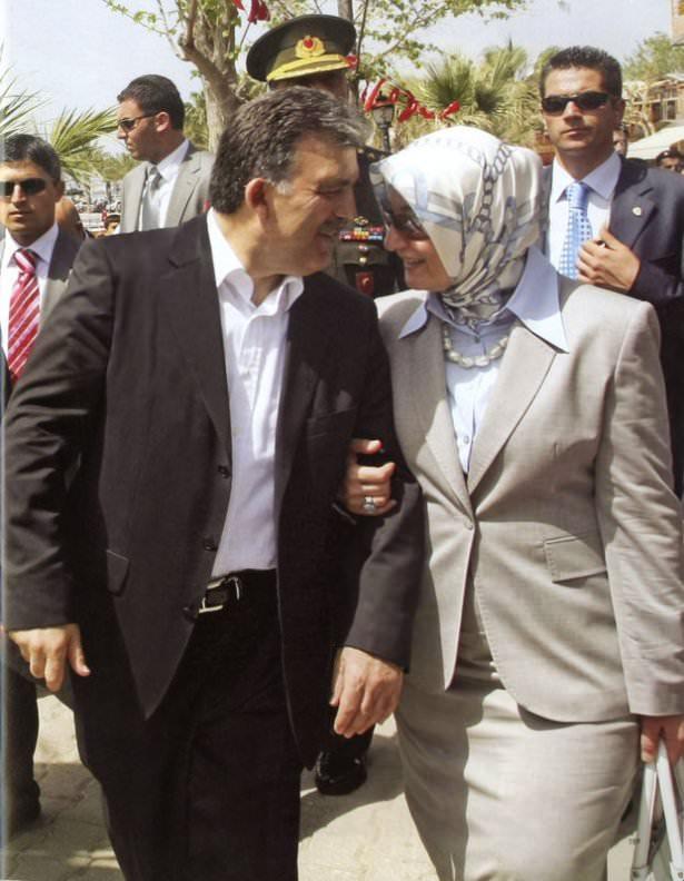 <p>Bir yurtiçi seyahatinde Hayrünnisa Hanım ile. (Antalya-20 Nisan 2008)</p>