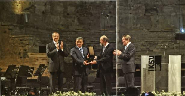 <p>Eston besteci Avro Part'ın İstanbul'a atfettiği 'Adem'in Yakarışı' eserinin dünya prömiyerine katılan Abdullah Gül, Part'a Yaşam Boyu Başarı Ödülü verdi. (İstanbul-7 Haziran 2010)</p>