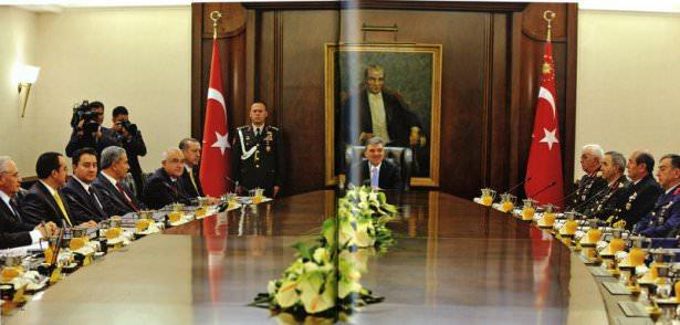<p>Abdullah Gül döneminde Çankaya Köşkü'ndeki Milli Güvenlik Kurulu toplantı salonu dijital ekran, özel güvenlikli pencere ve dinlenmeye karşı önlem getiren son teknolojilerle yenilendi. (Ankara-2010)</p>