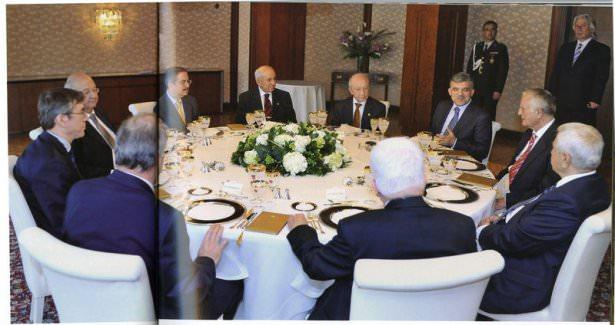 <p>Çankaya Sofraları'ndan birinde Prof. Ergun Özbudun, Prof. Hikmet Sami Türk, Taha Akyol, Mustafa Bumin, Tarhan Erdem, Prof. Ersin Kalaycıoğlu ve Osman Arslan'dan oluşan hukukçu ve siyaset bilimciler ağırlandı. (Ankara-29 Mart 2010)</p>