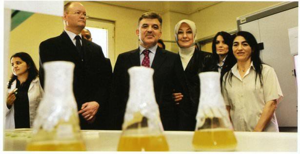 <p>Abdullah Gül ve Hayrünnisa Gül, Yeditepe Üniversitesi Biyoteknoloji Enstitüsü açılışında genetik ve biyomühendislik çalışmaları yapılan laboratuvarları gezdiler, araştırmalar hakkında bilgi aldılar. (İstanbul-21 Ekim 2010)</p>