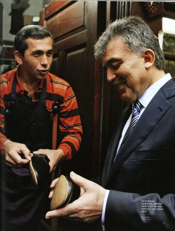 <p>Tarihi Arasta Çarşısı'nda, Abdullah Gül'e iki çift 'Osmanlı Yemenisi' çarık hediye edildi. (Karabük-15 Ekim 2010)</p>
