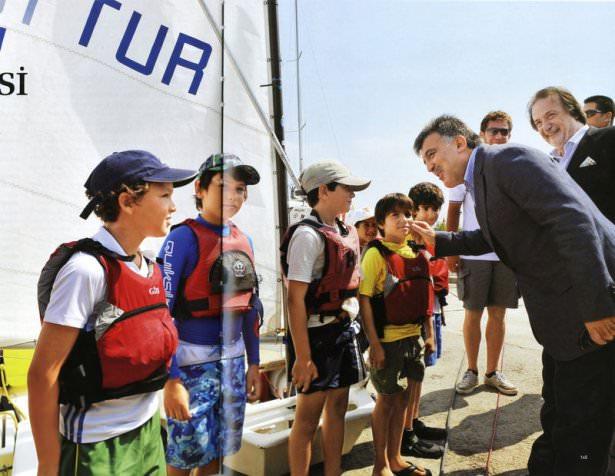 <p>Abdullah Gül, Cumhurbaşkanlığı himayesine aldığı Uluslararası Yelken Yarışları açılışında İstanbul Yelken Kulübü üyesi sporcu çocuklarla sohbet etti. (İstanbul-12 Ağustos 2010)</p>
