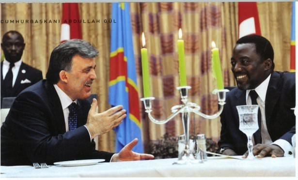 <p>Kongo Demokratik Cumhuriyeti Devlet Başkanı Joseph Kabila ile onuruna verilen akşam yemeğinde. Abdullah Gül, Birleşmiş Milletler Güvenlik Konseyi geçici üyesi olarak Türkiye'nin, Afrika ülkelerinin sorunlarına özellikle eğilerek istişare yoluyla çözüm yolları geliştirmesi gerektiğini vurguladı. (Kongo-15 Mart 2010)</p>
