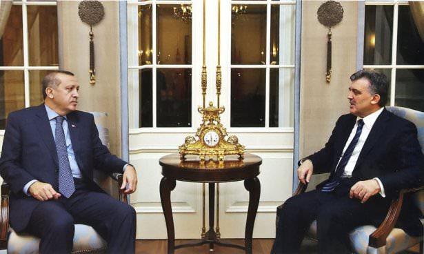 <p>Uzun yıllardır çalışma arkadaşı olan Cumhurbaşkanı Abdullah Gül ve Başbakan Recep Tayyip Erdoğan'ın dostluğu Türkiye'nin hızlı gelişim sürecindeki istikrarlı ve uyumlu çalışmalarına yansıdı. (Ankara-2011)</p>
