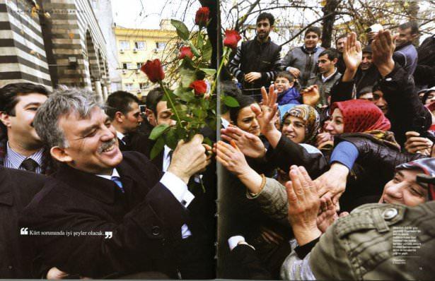 <p>Abdullah Gül iki gün geçirdiği Diyarbakır'da şehrin büyük caddelerinden Gazi Caddesi'nde halkla beraber yürüdü, onlara hitaben konuşmasında birlik ve beraberlik çağrısı yaptı. (Diyarbakır-31 Aralık 2010)</p>