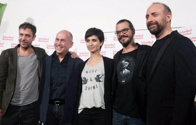 <p>İstanbul Kırmızısı filmde, Mehmet Günsür'ün yanı sıra Tuba Büyüküstün, Nejat İşler, Halit Ergenç de yer alıyor.</p>