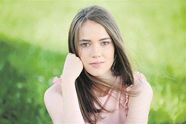 <p>Daha sonra Yaz Öyküsü dizisiyle ekranlara dönen Ceşmioğlu, bu dizide başrol oynadı. </p>