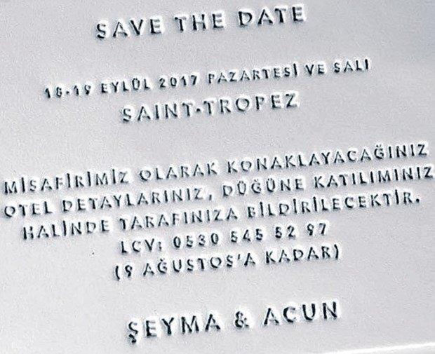 <p>Düğün için bir de özel davetiye dizayn edildi. Subaşı, davetiyesinde sadeliği tercih etti. </p>