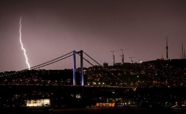 <p>Dün öğleden sonra Trakya'yı etkileyen şiddetli yağış ve fırtına akşam saatlerinde İstanbul'a ulaştı. Sağanak yağış sırasında meydana gelen şimşekler geceyi gündüz gibi aydınlattı. Fırtına yüzünden bazı ilçelerde elektrikler kesilirken, ağaçlar devrildi.</p>
