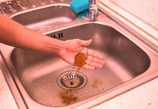 <p>Lavabonun içine bir avuç tarçın dökün. Daha sonra musluğu sıcak su tarafına çevirerek lavaboyu yıkayın. Tarçın kokusu sayesinden lavabodaki kötü kokuları yok eder. </p>
