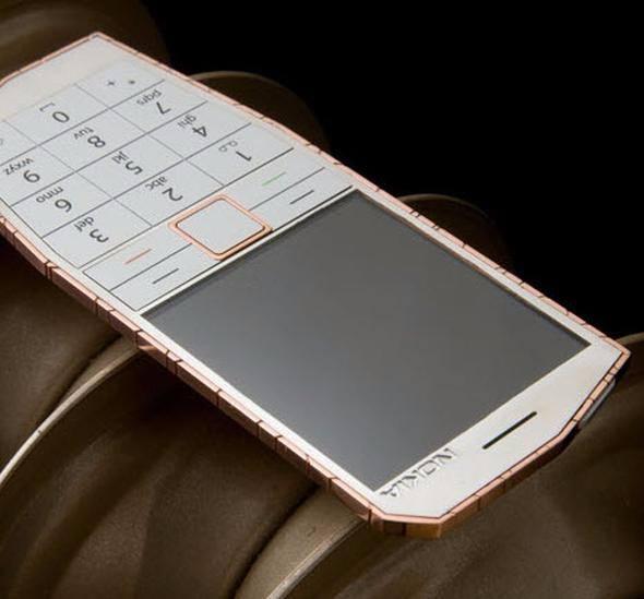 <p>Bu konsept telefonun bakır dış yüzeyi ve içerisinde bulunan termo-jeneratör, ısıyı elektriğe çevirerek yanınızda sürekli olarak bir şarj cihazı taşıma ihtiyacınızı ortadan kaldırıyor.</p>
<p> </p>