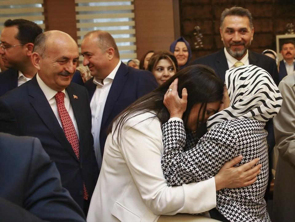 <p>Jülide Sarıeroğlu'na, salona girişinde, bir kadın sarılarak alnından öptü.</p>
