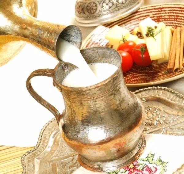 <p>Yoğurtta da bulunan laktik asit bu şifalı içecekte de bulunur.</p>
