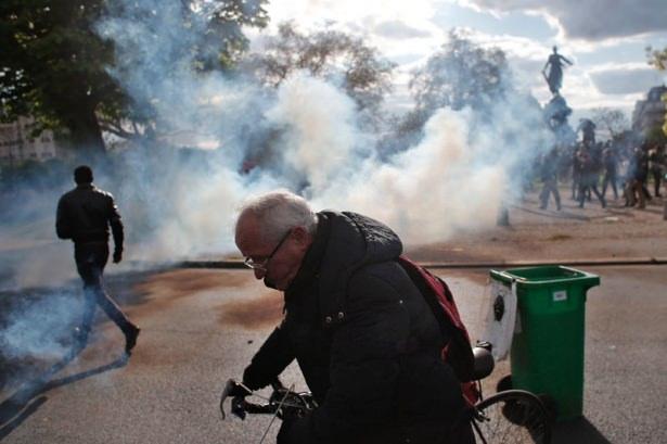 <p>Paris'teki Nation Meydanı'na ulaşıldığında ise polis ile göstericiler arasında şiddetli çatışma yaşandı. Göstericiler şişe, cam ve kaldırım taşlarını sökerek polise attı. Polis de yoğun gaz kullandı.</p>
