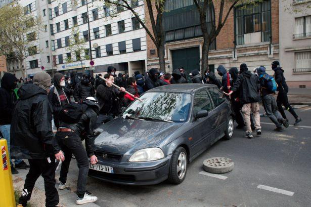 <p>Paris'te polise göre 14.000, sendikalara göre 60.000 kişi gösterilere katıldı.</p>
