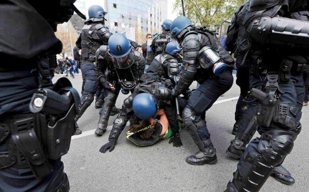 <p>İçişleri Bakanı Bernard Cezaevinde gösterilerde 124 gözaltı işlemi yapıldığını, üçü ağır 24 polisin ise yaralandığını söyledi.</p>

