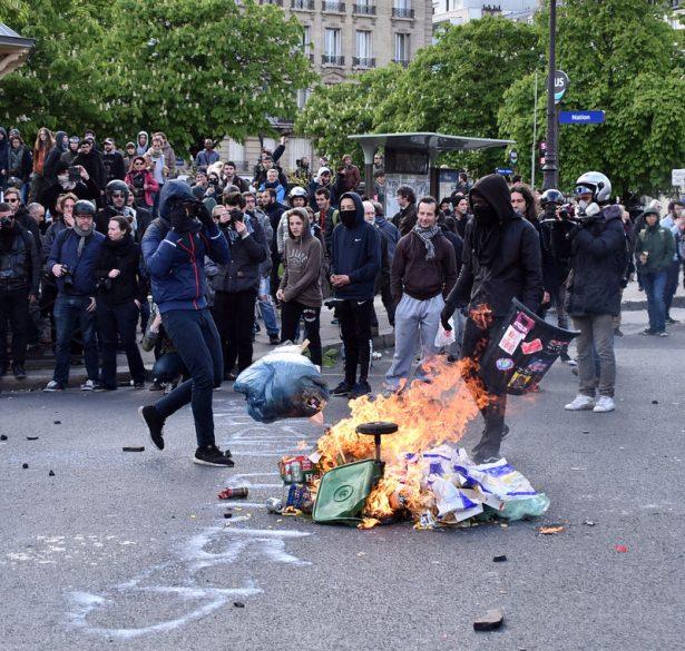 <p>Paris’te Denfert Rochereau Meydanında başlayan Yürüyüş Nation Meydanında son buldu. Yürüyüş güzergâhında Austerlitz istasyonunda göstericilerle ile polis arasında çatışma yaşandı.</p>
