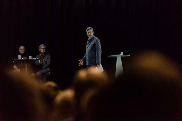 <p>Her iki aday da aynı saatlerde Lyon'da halka seslendi. Melenchon, AB karşıtlığı açısından aşırı sağcı lider Le Pen ile benzeşiyor ancak başta göçmenler olmak üzere birçok konuda ters düşüyor.</p>

<p> </p>
