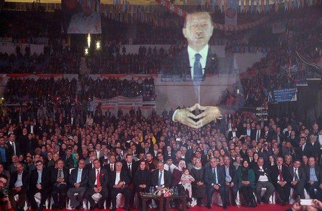 <p>Ajans, 2014 yılında dönemin başbakanı Recep Tayyip Erdoğan'ın da dev bir hologramla halka seslendiğini belirtti.</p>

<p> </p>
