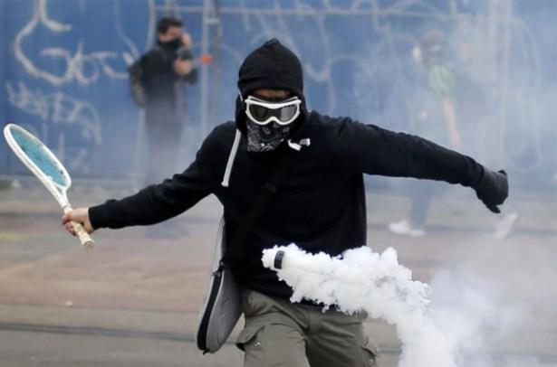 <p>Nantes'de objektiflere takılan bu an, Fransa'daki eylemcilerin protestoları sürdürmekteki kararlılığının bir sembolü olarak yorumlandı. </p>
