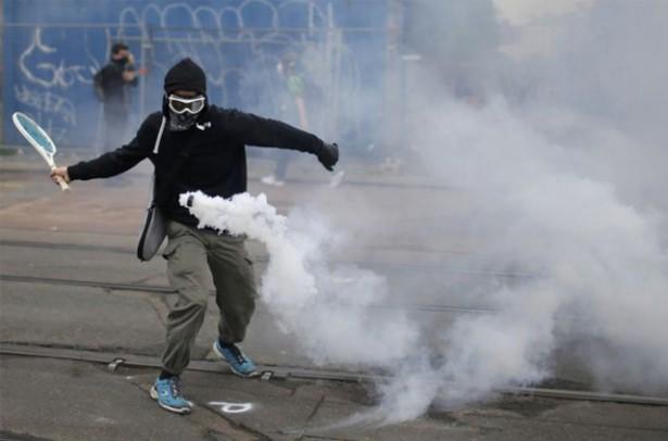 <p>Eylemci, fırlatılan bir gaz bombasını yanında getirdiği tenis raketiyle karşılarken görüntülendi. </p>
