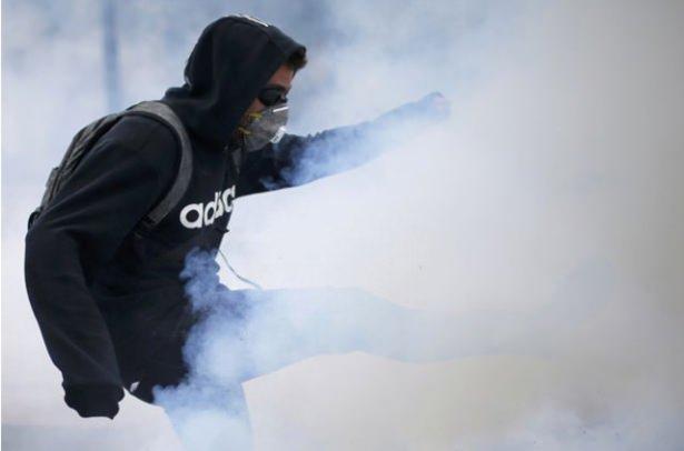 <p>Fransa'da ülke genelinde devam eden protestolarda polisin sert müdahalesi tartışma konusu olmaya devam ediyor. </p>
