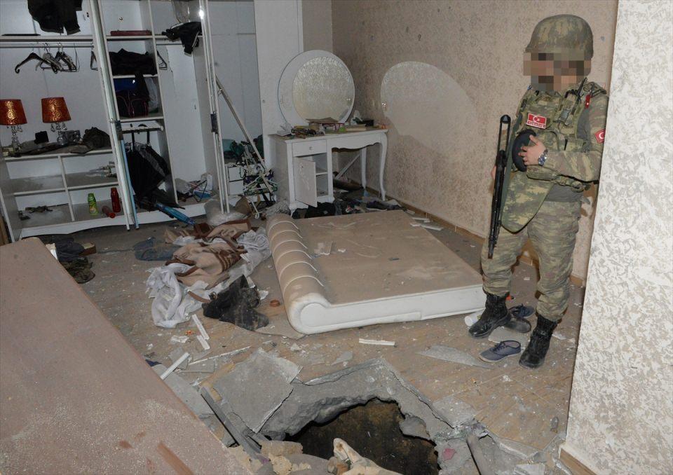 <p>Şırnak'ta terör örgütü PKK mensuplarına yönelik devam eden operasyonda güvenlik güçleri, teröristlerin "karargah" gibi kullandığı 3 evi kontrol altına aldı.</p>
