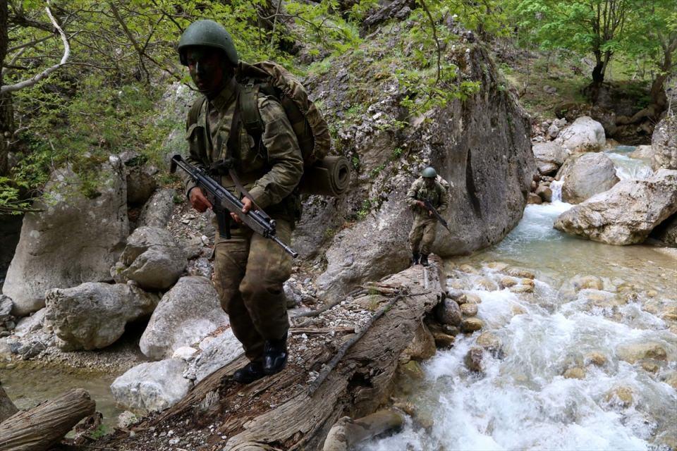 <p><strong>600 kilometre yol yürüdüler</strong></p>

<p>Sırtlarındaki 40 kilogramlık çanta ve teçhizatları ile safha boyunca yaklaşık 600 kilometre yol kat eden komandolar, yaklaşık 60 metre yükseklikteki uçurumdan kanyona, eğitim aşamasında öğrendikleri ileri dağcılık yöntemiyle indi. </p>
