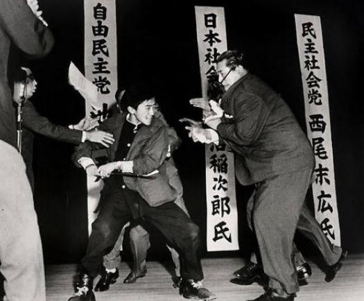 <p>1960 Yasushi Nagao, Japonya</p>

<p>12 Ocak 1960. Sağcı öğrenci, Japon Sosyalist Parti lideri Asanuma'yı öldürmeden saliseler önce...</p>
