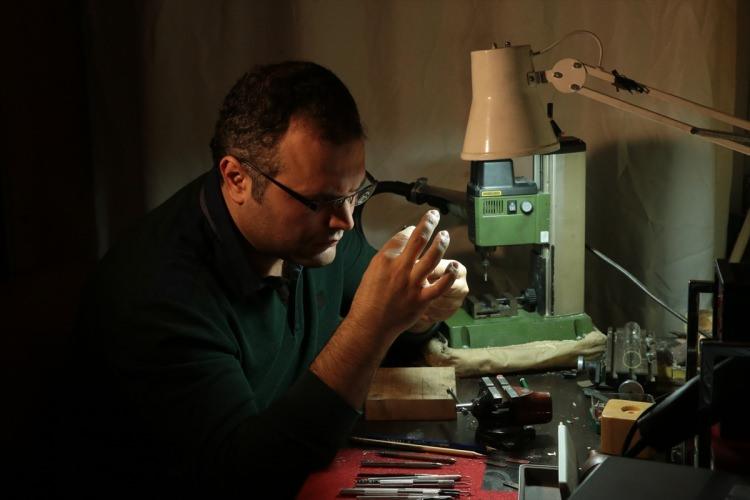 <p>Sarı, şu ana kadar İstanbul'da 3 farklı yerde sergi açtığını belirterek, "Her sanatçı dünyaca tanınmak, eserlerinin her yeri süslemesini ister. Benim hedefim de bu. İleride bütün zamanımı bu işe ayırmak istiyorum." dedi. </p>
