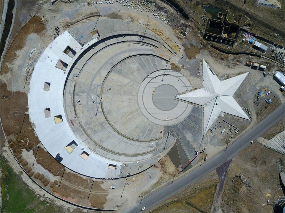 <p>Cumhurbaşkanı Recep Tayyip Erdoğan'ın talimatıyla Kars'ın Sarıkamış ilçesinde, Sarıkamış şehitleri anısına yapımına başlanan 40 bin kişilik ay ve yıldız şeklindeki tören alanı, Sarıkamış şehitleriyle sembolleşecek.</p>