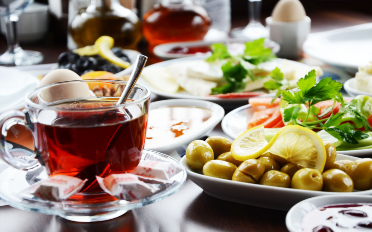 <p>Pazar kahvaltıları aileyi bir araya toplamak için şahane bir fırsat. Kahvaltıların olmazsa olmazı 150 gramlık sucuklu yumurta 363 kaloriye denk gelir.<strong> Bu kaloriyi yok etmek için ise 1,5- 2 saat arası kayak sporu yapmanız gerekir.</strong></p>
