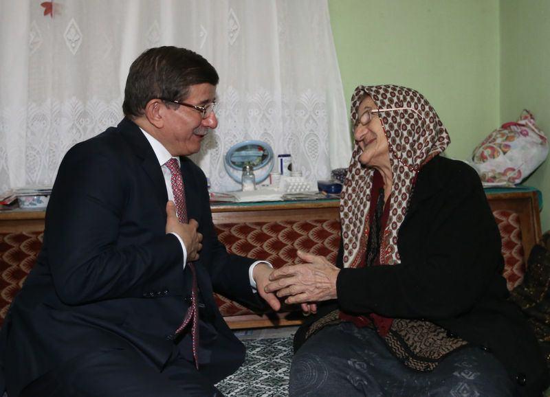 <p>Başbakan Ahmet Davutoğlu, ilçeye geldiğinde kendisini eve davet eden 75 yaşındaki Emine Küreksiz'i ziyaret etti. Yalnız yaşadığı evinde Davutoğlu'nu ağırlayan Küreksiz, çıkışta gazetecilere, Davutoğlu'nun ziyaretinden memnun olduğunu belirterek, "Evimi şenlendirdi" dedi.</p>
<p> </p>