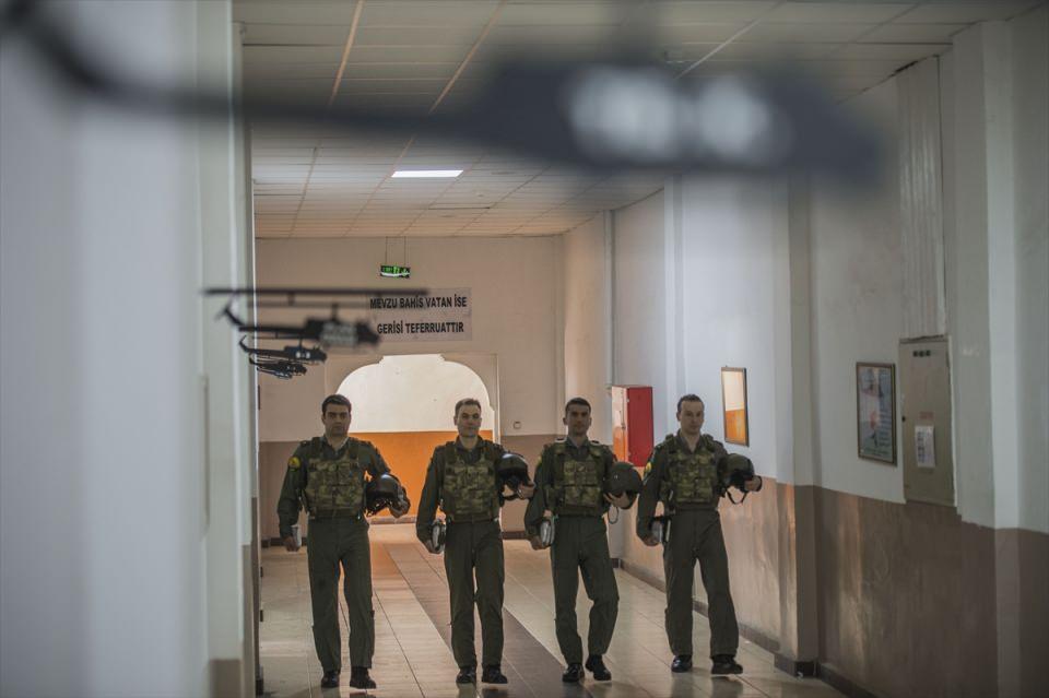 <p>ATAK, 90 dereceye yakın açılarla yükselme, dalma, burun ya da kuyruk sabit kalacak şekilde kendi etrafında dönme ve yana uçuş gibi helikopterler için zor kabul edilen manevraları başarıyla yapıyor.</p>
