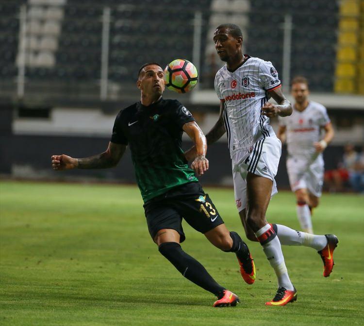 <p>Sakatlığını gizleyerek Napoli maçında oynama hayalleri suya düşen Talisca’yı, başta Başkan Fikret Orman olmak üzere takım arkadaşları ve sağlık heyeti teselli etti.</p>
