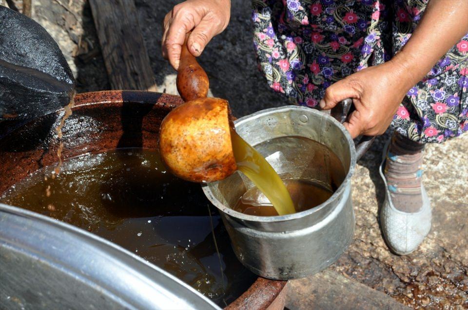 <p>Unutulmaya yüz tutan yöntemi, sadece bölgede yaşı ilerlemiş kişilerin uyguladığını anlatan Karagöz, bu yöntemle günde en fazla 175 kilogram zeytin sıkılabildiğini, bu zeytinlerden de ortalama 35 litre yağ elde edildiğini kaydetti.</p>

<p>​</p>
