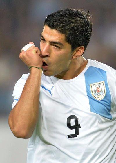 <p><strong>LUIS SUAREZ</strong><br />
"Daha 4 sene öncesine kadar Play Station'da sırf Gerrard'ı kontrol etmek için Liverpool'u seçerdim, şimdi beraber oynuyorum."</p>
