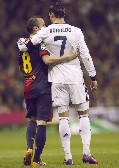 <p><strong>ANDRES INIESTA</strong><br />
''Cristiano Ronaldo çok iyi bir insan ve muhteşem bir yetenek. Bazı insanlar onu sürekli eleştiriyor nedenini anlamış değilim."</p>
