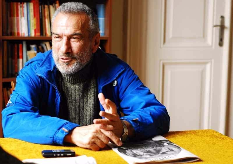 <p><strong>METİN KURT</strong><br />
"Futbol oynayacaksam halka yakın olurum. Bu yüzden sol kanattayım."</p>