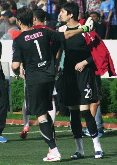 <p><strong>ALPER BOĞUŞLU</strong><br />
"Tolga ve Onur o kadar iyi kaleciler ki bana antrenörlüğü öğretiyorlar."</p>