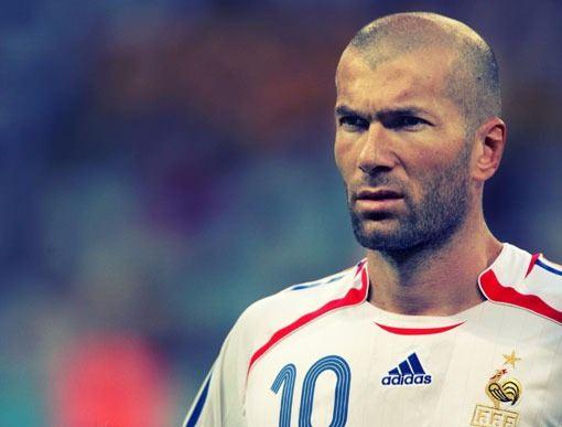 <p><strong>ZİNEDİNE ZİDANE</strong><br />
''Oğlumla evimin bahçesinde futbol oynarken ikimiz de en sevdiğimiz futbolcular olurduk. Oğlum ben olurdu, ben ise Ronaldo.''</p>