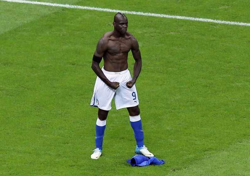 <p><strong>MARIO BALOTELLI</strong><br />
Muhabir: "Barcelona'da oynamak ister misin?" Balotelli: "Hayır, ben kızlarla futbol oynamam.</p>